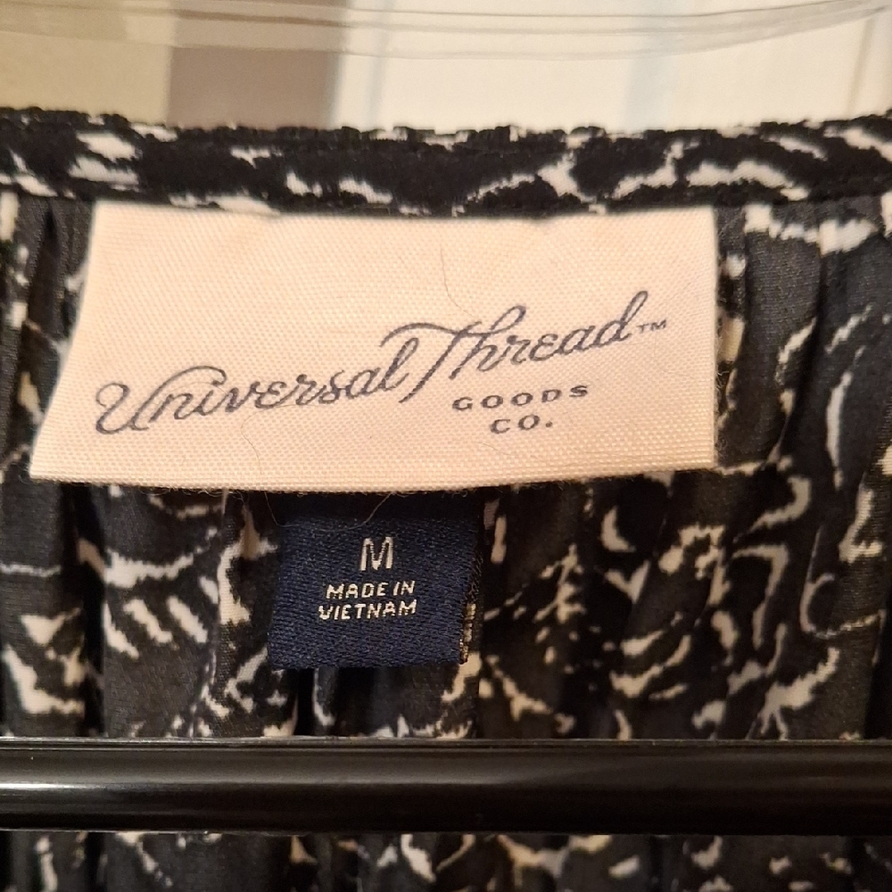 5/$25- NWOT-Universal Thread Black and White Patterned Blouse - Picture 3 of 6